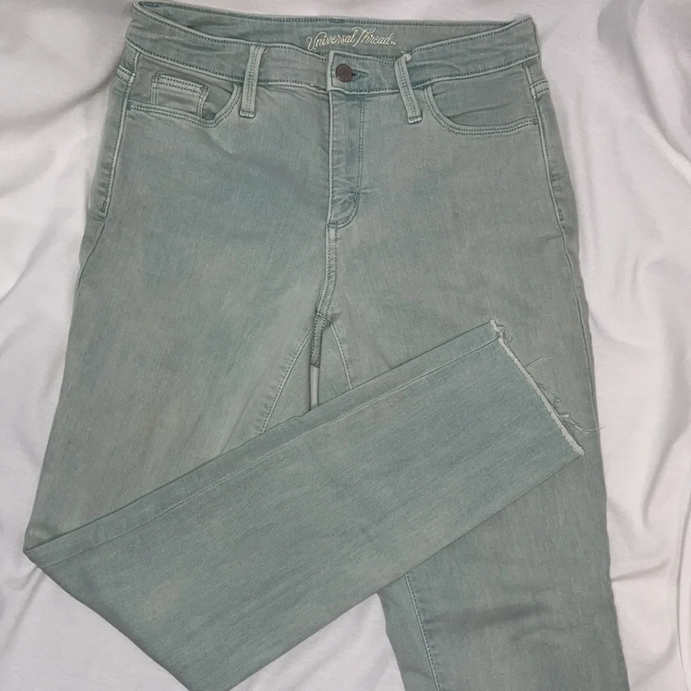 🔥 SALE UNIVERSAL THREAD White Washed High Rise Jeans | Size 4/27